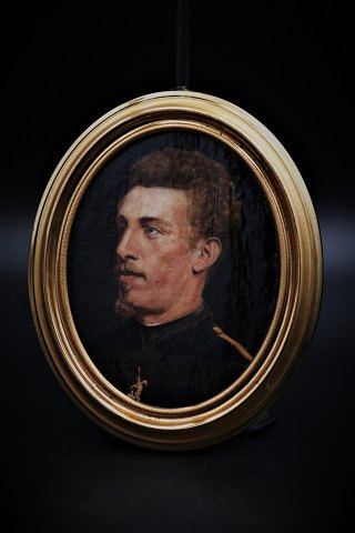 Old oval oil portrait painting of young man painted on wood, framed in gold 
frame. 15,5x12,5cm.