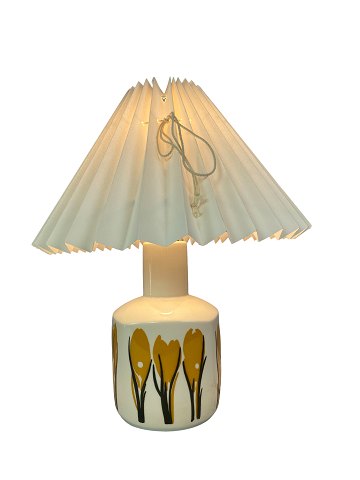 Bordlampe dekoreret med blomster af Bing og Grøndahl, model 6714/2102, fra 
1960erne.
5000m2 udstilling.
Flot stand
