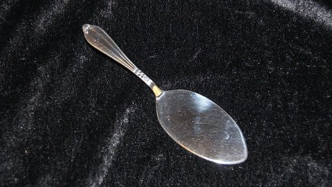 Cake spatula #Crown pattern Silver stain
Produced by Kronen Sølv og Pletvarefabrik.