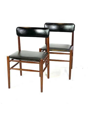 Two dining room chairs in teak and upholstered with black leather of Danish 
design from the 1960s. 
5000m2 showroom.
Great condition
