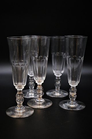 Old French champagne flutes in crystal glass with fine base and classic sanding. 
H:17,5cm. Dia.:5,5cm.