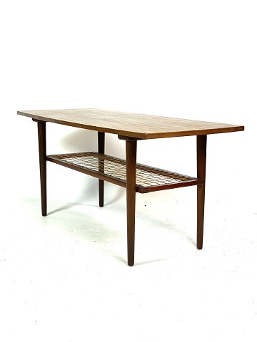 Coffee table in teak with paper cord shelf of Danish design from the 1960s. 
5000m2 showroom.
Great condition
