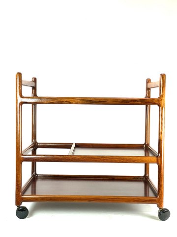 Bakkebord i palisander designet af Johannes Andersen og fremstillet af Silkeborg 
Møbelfabrik fra 1960erne. 
5000m2 udstilling.
Flot stand
