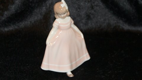 Royal Copenhagen #Dancing girl with pink dress
Deck # 085
Height 13.5 cm