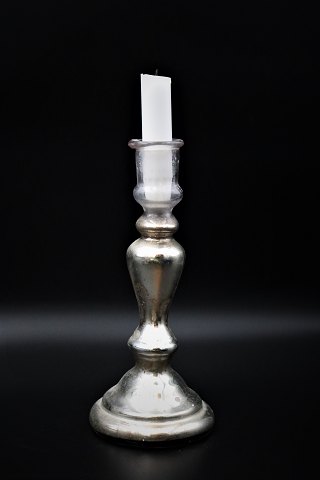 1800 tals lysestage i fattigmandssølv (Mercury silver glass) 
med fin patina. 
Højde :23cm.