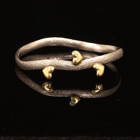 Oval sterlingsilver bangle with three 18kt gold 
hearts by Michael Weihe, Denmark. Size inside: 
5,5x6,4cm. W: 0,6cm. W: 32gr