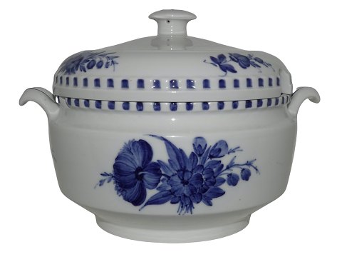 Blue Flower Braided
Early, round soup tureen from 1810-1820