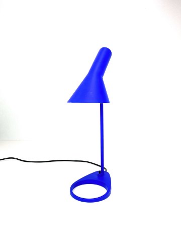Mørkeblå bordlampe, model Mini, designet af Arne Jacobsen og fremstillet af 
Louis Poulsen.
5000m2 udstilling.
Flot stand
