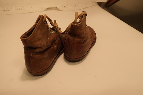 Shoes for the children
Old, made of leather, size 20
With a soling, like it was made at that time from which the shoes are
