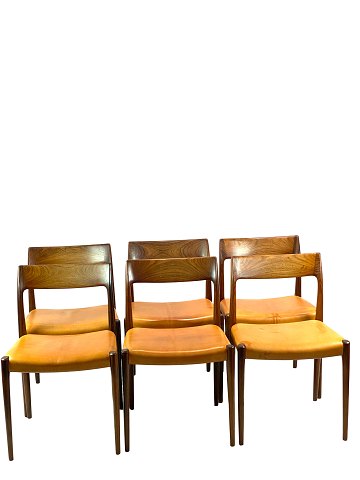 Et sæt af seks spisestuestole, model 75, i palisander og patineret naturlæder 
designet af N.O. Møller fra 1960erne. 
5000m2 udstilling.
Flot stand
