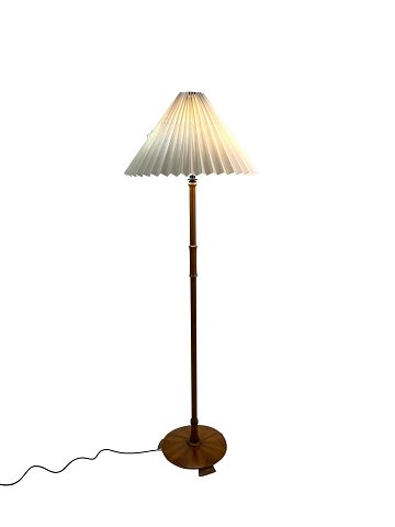 Gulvlampe i valnød med papirskærm, af dansk design fra 1960erne. 
5000m2 udstilling.
Flot stand
