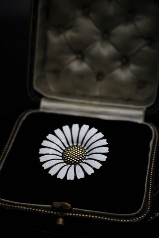 Fin gamle Marguerit / Daisy broche i sterling sølv og hvid emalje. Dia.:3,6cm. 
Stemplet Volmer Bahner ( VB )