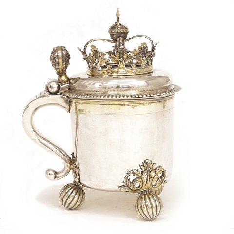 Rare late 17th century Danish Baroque silver mug 
made by Ditlev Brasenhauer, Copenhagen, 1696. H:  
21cm. W: 754gr