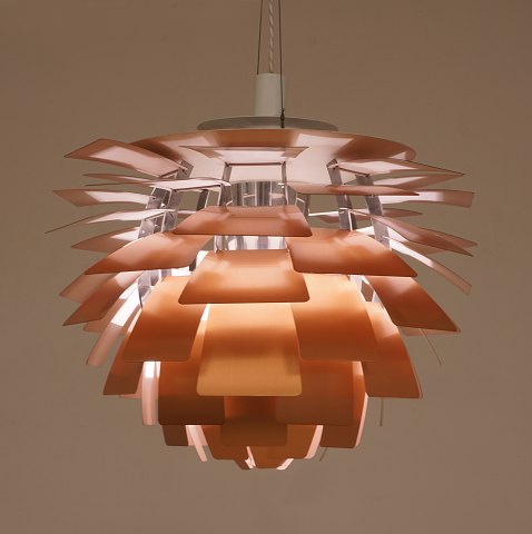 PH Artichoke in Kupfer. Durchmass 60cm. 
Hergestellt von Louis Poulsen. Design von Poul 
Henningsen 1957-59