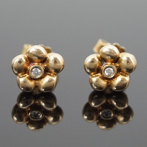 Ole Lynggaard; Flower ear rings in 14k gold with diamonds