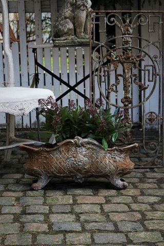 Stor gammel fransk blomster jardiniere i jern med fin patina.
H:27cm. L:60cm. B:25cm.