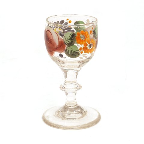 Emaljedekoreret glas med rosenmotiver. Fremstillet 
ca. år 1860. H: 8,8cm