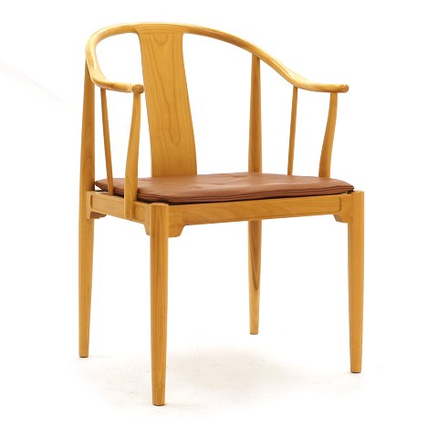 Chinastuhl von Hans J. Wegner aus Kirsch. Design 
von Hans J. Wegner 1944. Hergestellt von Fritz 
Hansen in den 1980er Jahren. Sehr guter Zustand. 
Wir haben vier Stück, die als Satz verwendet 
werden können. H. 82cm. Hs: 45cm