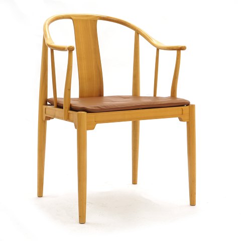 Chinastuhl von Hans J. Wegner aus Kirsch. Design 
von Hans J. Wegner 1944. Hergestellt von Fritz 
Hansen in den 1980er Jahren. Sehr guter Zustand. 
Wir haben vier Stück, die als Satz verwendet 
werden können. H. 82cm. Hs: 45cm