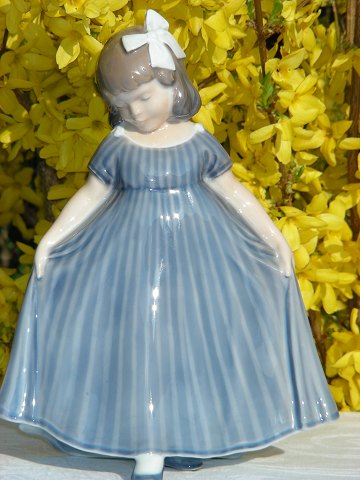 Royal Copenhagen Figurine 2444  Dancing girl