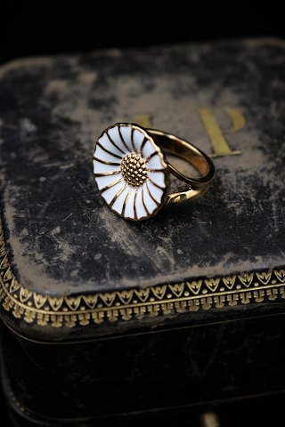 Georg Jensen Marguerite ring in gold-plated sterling silver and white enamel. 
Ring size:51. Flower Dia.:1,2cm.