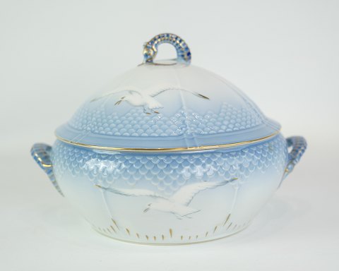 Round tureen from B&G in seagull frame with golden edge.
Dimensions in cm: 17.5 Dia: 20.5
Great condition
