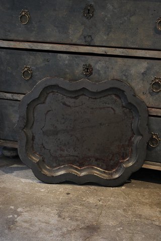 Old French tray in trimmed metal with a super nice dark patina. 
Dimensions: 55x43cm.