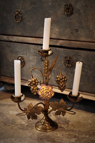 Old French church candlestick in gilded bronze 
decorated with 1 fine old colored porcelain flower. 
H:33cm. W:28cm.