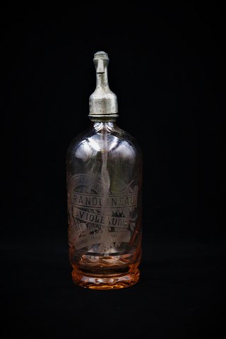 Decorative, beautiful old French glass siphon in pink 
with etched writing and floral motifs. Height:30,5cm.