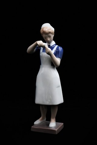 Bing & Grondahl porcelain figure of a nurse.
RC#2379. 1.sort.
Height: 23cm.