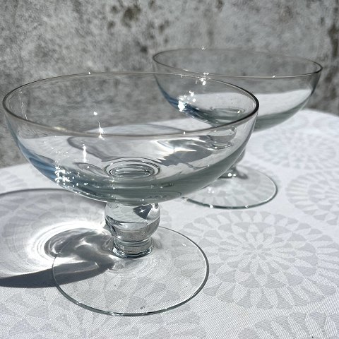 Champagne glasses
With knob on the stem
*DKK 125