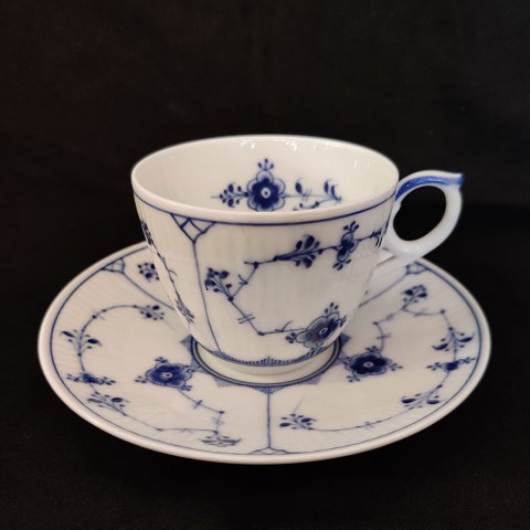 Royal Copenhagen, musselmalet riflet porcelæn; Kaffekop med underkop #79 med 
sjælden bemaling