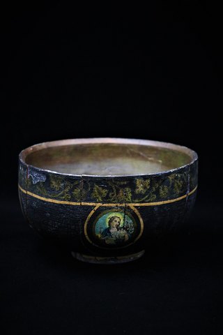 Decorative, Swedish 18 century wooden bowl with original black paint with 
religious motifs, leaf vine and a nice old patina....