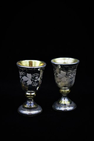 Svensk 1800 tals æggebære i fattigmandssølv med ætset blomster og blad motiver 
og med en fin gammel patina. Højde:9,5cm. Dia.:5cm.