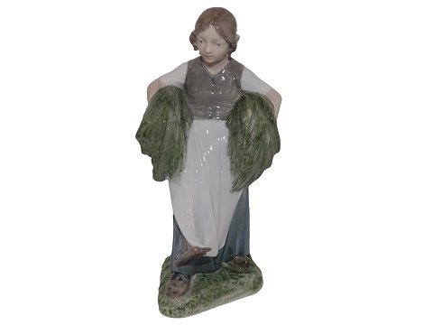 Royal Copenhagen figuren
Girl with hake in green colours