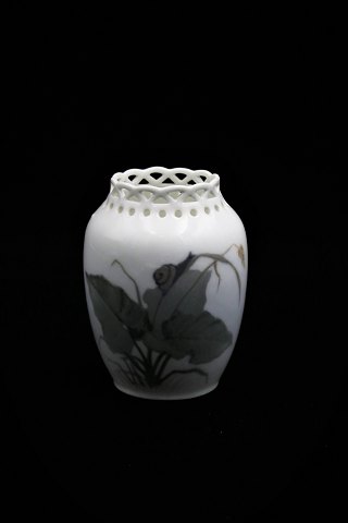 Lille Royal Copenhagen vase med blomstermotiv.
RC#1683/224. H:9,5cm. 1.sort.
Før 1923.