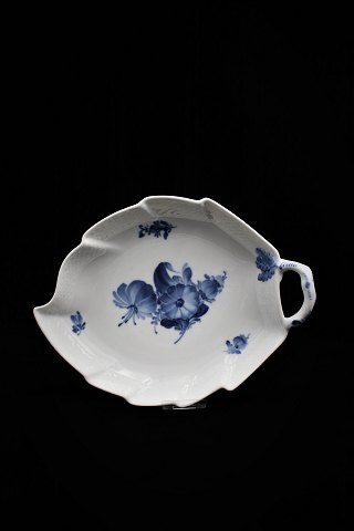 Royal Copenhagen Blue Flower braided leaf-shaped cake dish.
26x19,5cm. RC#10/8003. 2.sort.