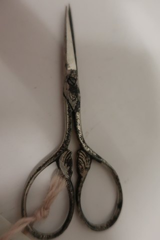 Old pair of scissors, little and easy to use
Brand: Solingen aUs Deutschland
Well known for their good quality