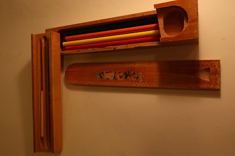 An old pencil box with decorations cut in the wood and flowerdecoration as well
This is an exampel of how the pencil box was in the good old days