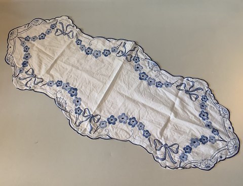 Empire table runner
Length 73 cm
Width 30 cm