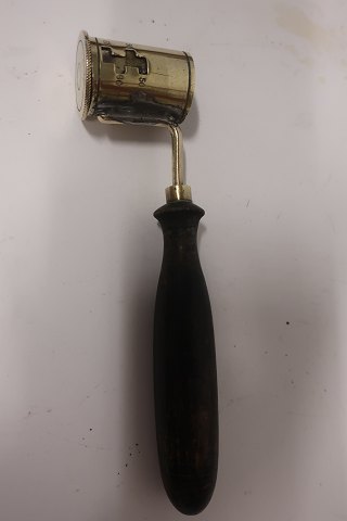 A tool for measuring gunpowder
This tool is made of brass and with a handle of wood
This tool is adjustable
In a good condition