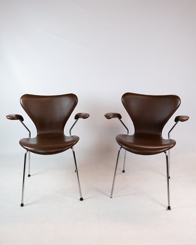 Set of two seven chairs, model 3207, dark brown leather, Arne Jacobsen, 1955
Great condition
