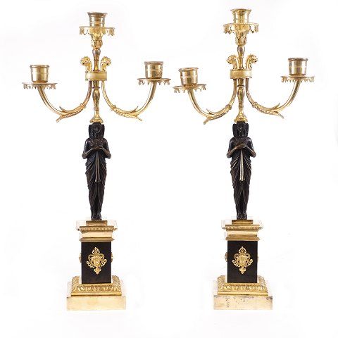 Ein Paar feuervergoldete Empire Bronzekandelaber 
für drei Kerzen. Frankreich um 1820. H: 51cm