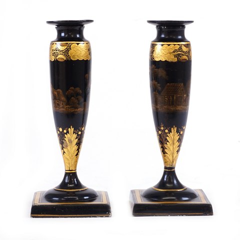 Pair of black lacquered candlesticks with gilt 
landscape and ornamental decorations. England 
circa 1840. H: 19,5cm