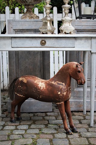 Svensk 1800 tals hest i udskåret træ med original brun farve og med en super fin 
patina...