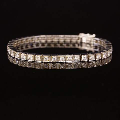 18kt whitegold tennis bracelet with 38 diamonds of 
ca. 0,05ct. L: 17,5cm