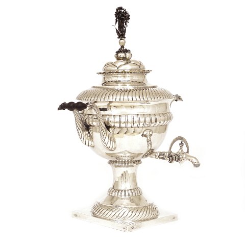 Grosse empire Teemaschine aus Silber. Kopenhagen 
1822. Undeutliche Meistermarke. H: 42cm. G: 
1.544gr