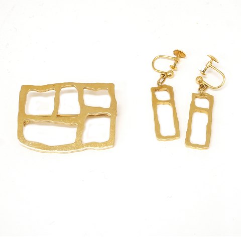 Set of 14kt gold brooch and earrings by Sven 
Haugaard, Denmark. Size brooch: 2,8x3,8cm