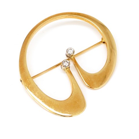 14kt gold gold brooch with two diamonds, circa 
0,1ct, by Bent Gabrielsen, Denmark. #347. Size: 
4x3,8cm