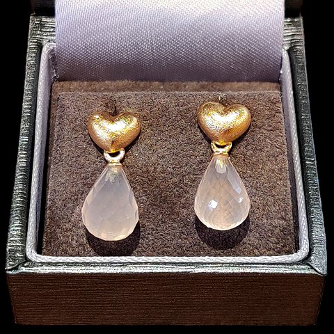 Ole Lynggaard; Heart shaped ear rings in 18k gold with rose quartz